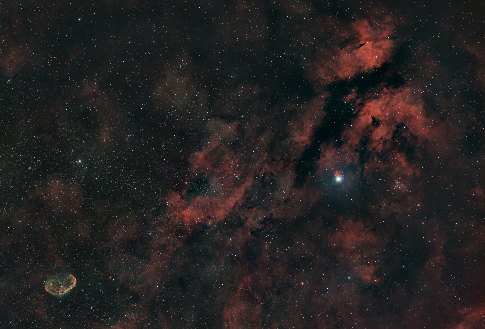 Die Sadr-Region Sh2-108 im Sternbild Schwan ist auch als Gamma-Cygni-Nebel bekannt. Der Emissionsnebel umgibt den zentralen Stern Sadr (γ Cygni) im Sternbild Schwan. In der Region befinden sich der Schmetterlingsnebel, IC 1318, rechts oben im Bild und der Halbmondnebel, NGC6888 unten links im Bild. Die Region enthält auch viele Dunkelnebel.